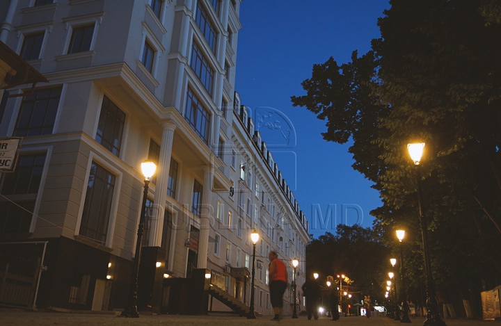 AȘA arată iluminatul de pe strada pietonală din Chișinău (GALERIE FOTO)