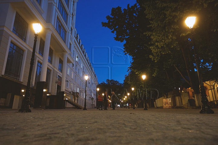 AȘA arată iluminatul de pe strada pietonală din Chișinău (GALERIE FOTO)