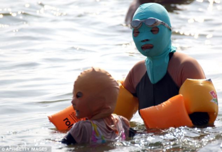 La bronzat, mascaţi ca la jaf. Cum fac plajă chinezii din provincia Shandong (FOTO)