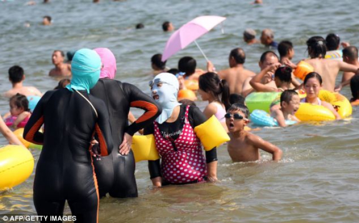 La bronzat, mascaţi ca la jaf. Cum fac plajă chinezii din provincia Shandong (FOTO)