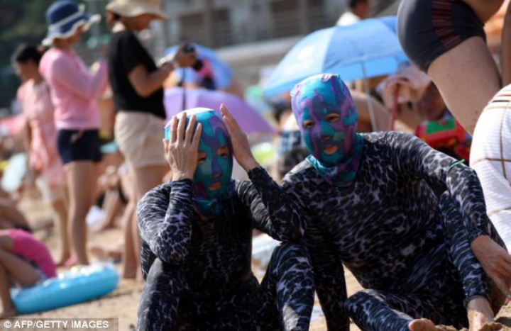 La bronzat, mascaţi ca la jaf. Cum fac plajă chinezii din provincia Shandong (FOTO)