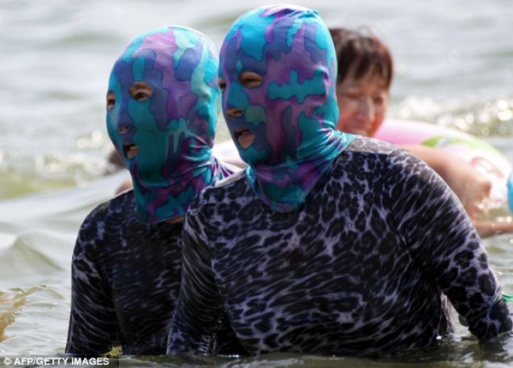 La bronzat, mascaţi ca la jaf. Cum fac plajă chinezii din provincia Shandong (FOTO)