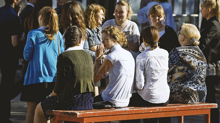 Unii zâmbitori, alţii vizibil emoţionaţi. GALERIE FOTO cu elevi care au susţinut primul lor examen de Bacalaureat