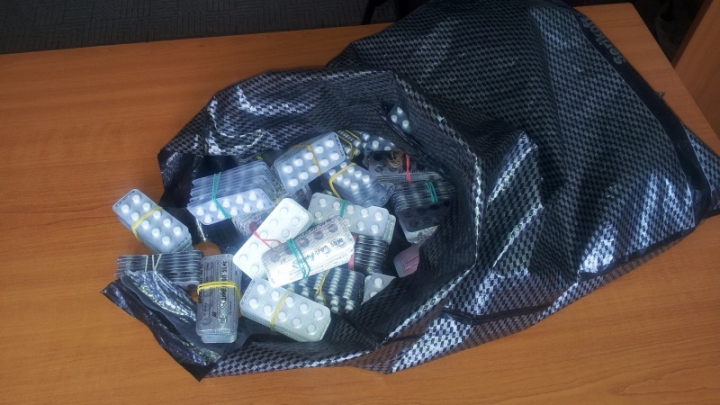 A minţit vameşii, dar nu i-a mers. Un lot de 6 000 de pastile a fost confiscat la Rezina-Pod