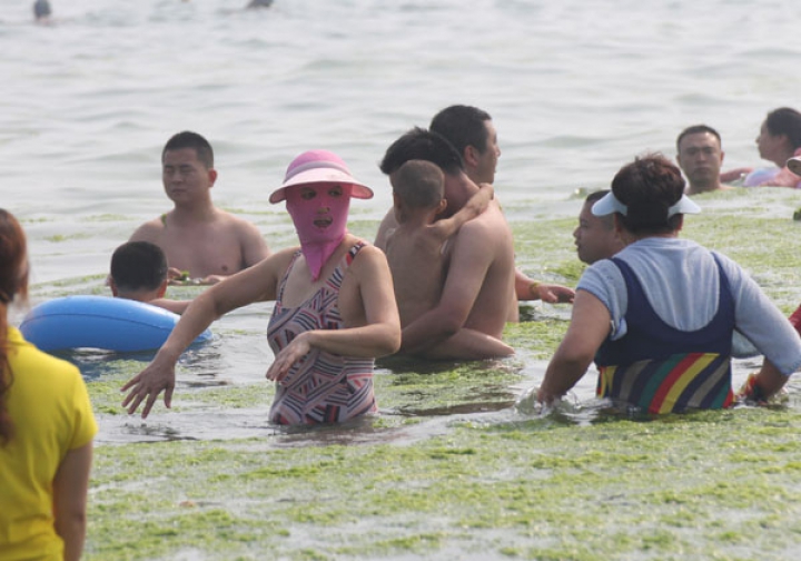 La bronzat, mascaţi ca la jaf. Cum fac plajă chinezii din provincia Shandong (FOTO)