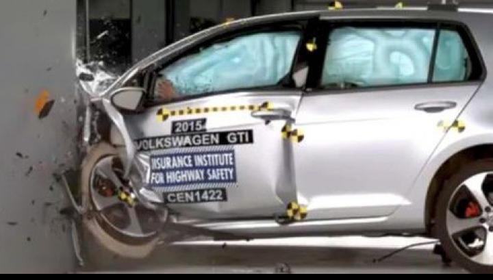 Volkswagen Golf şi Mercedes E-Class trec cele mai dure teste de coliziune din SUA (VIDEO)