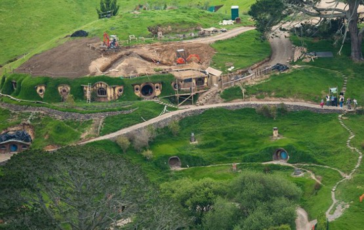 Satele de hobbiţi construite pentru două filme celebre, într-o GALERIE FOTO spectaculoasă