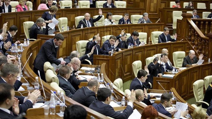 Poza zilei în Parlament. ''Războiul'' din Legislativ a trecut pe Facebook