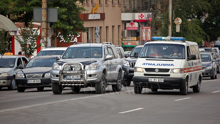 O ambulanţă a fost lovită de o maşină în centrul capitalei. La faţa locului s-a deplasat Poliţia (FOTO)