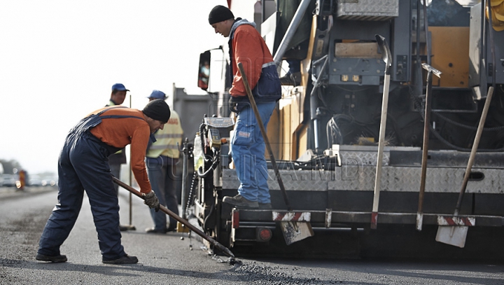 POZA ZILEI! "Asfalt istoric pe pământul nostru drag" sau cum se reabilitează strada Ion Dumeniuk din capitală