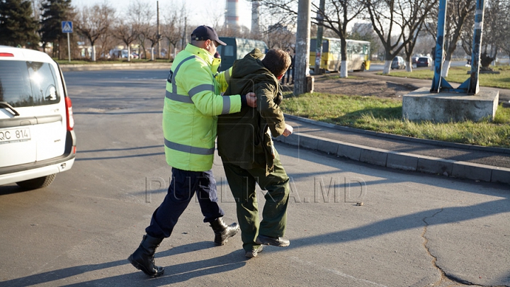 "Angajat CNA în misiune specială" a ajuns pe mâna poliţiei de patrulare 