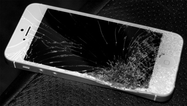 Smartphone-urile cu ecrane greu de stricat devin realitate (VIDEO)