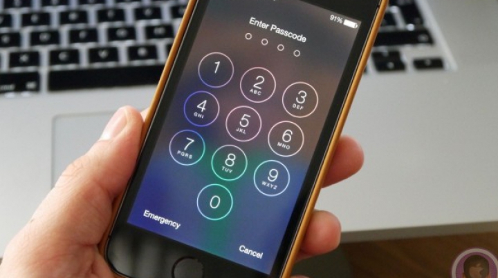 Eroarea descoperită recent pe iOS 7. Cum poţi debloca în numai 5 secunde ecranul, fără a şti parola VIDEO