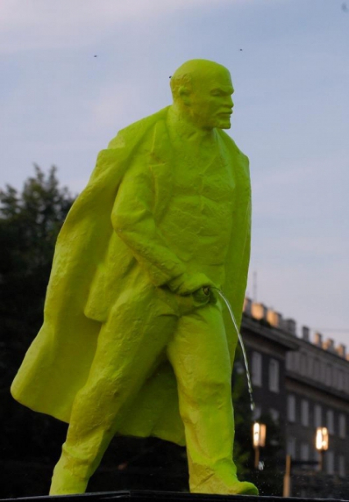 Lenin, în verde neon, face pipi în centrul Cracoviei. Polonezii l-au readus în piaţă pe "conducătorul proletariatului mondial" (GALERIE FOTO)