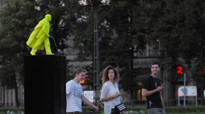 Lenin, în verde neon, face pipi în centrul Cracoviei. Polonezii l-au readus în piaţă pe "conducătorul proletariatului mondial" (GALERIE FOTO)