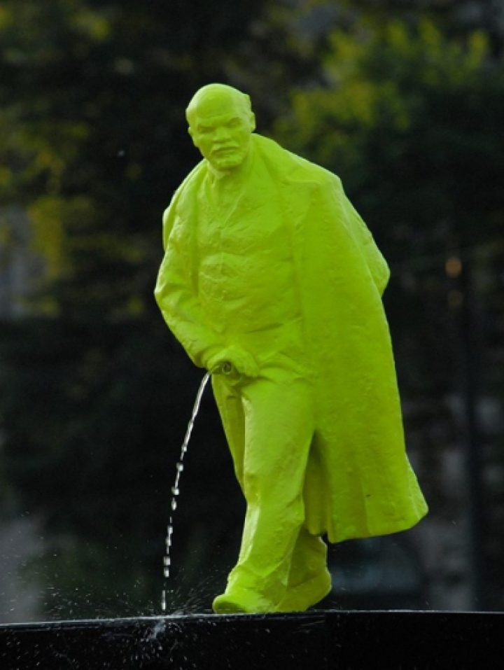 Lenin, în verde neon, face pipi în centrul Cracoviei. Polonezii l-au readus în piaţă pe "conducătorul proletariatului mondial" (GALERIE FOTO)