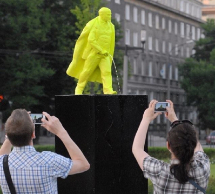 Lenin, în verde neon, face pipi în centrul Cracoviei. Polonezii l-au readus în piaţă pe "conducătorul proletariatului mondial" (GALERIE FOTO)