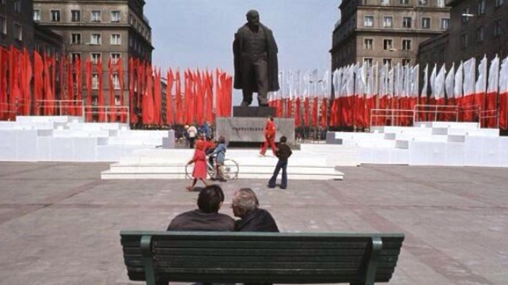 Lenin, în verde neon, face pipi în centrul Cracoviei. Polonezii l-au readus în piaţă pe "conducătorul proletariatului mondial" (GALERIE FOTO)