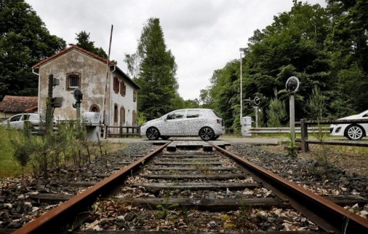 Primele imagini cu noua generaţie Opel Corsa (FOTO)