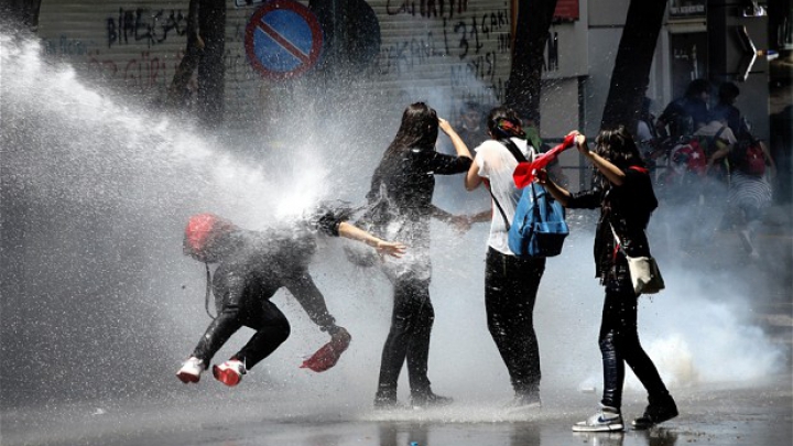 Violenţe stradale în Turcia: Doi protestatari şi-au pierdut viaţa