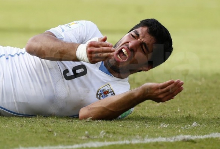 Nu se poate abţine! Luis Suarez şi-a muşcat din nou un adversar (FOTO/VIDEO)