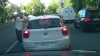 O dispută dintre doi şoferi, transformată într-o SCENĂ DE GROAZĂ. Unul dintre ei ajunge sub roţile automobilului (VIDEO) 