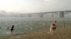 Moment șocant pentru câţiva turişti! O plajă a fost lovită de o furtună cu grindină în una dintre cele mai fierbinţi zile ale verii