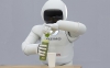 Poate comunica, deschide sticle şi chiar dansa! Robotul umanoid ASIMO şi-a făcut debutul în Europa (VIDEO)