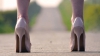NO COMMENT: O tânără GOALĂ-PUŞCĂ merge pe jos în mijlocul străzii (VIDEO)