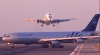 ÎNSPĂIMÂNTĂTOR! Două avioane de pasageri erau cât pe ce să se ciocnească (VIDEO)