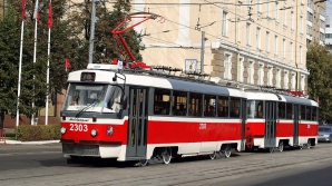 Loviţi şi călcaţi de un tramvai. Câţiva pietoni au avut de suferit într-un accident rutier (VIDEO)