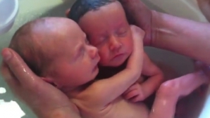 EMOŢIONANT! Doi gemeni s-au născut dar încă NU realizează acest fapt (VIDEO)