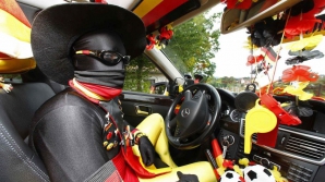 Un taximetrist din Germania şi-a transformat maşina într-un spaţiu destinat fanilor echipei naţionale (VIDEO)