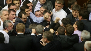 BĂTAIE în faţa Radei de la Kiev! Zeci de oameni s-au năpustit asupra unui deputat (VIDEO)