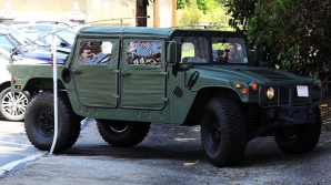 Arnold Schwarzenegger a fost surprins la volanul unui Hummer H1 verde şi "ecologic" (FOTO)