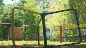 Viaţa copiilor, ÎN PERICOL! Mai multe terenuri de joacă din Chişinău au fost transformate în ruine
