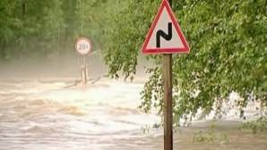  Nord-vestul Chinei se topeşte, iar Estul se confruntă cu inundaţii