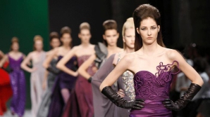 Creatorii de vestimentaţii îşi expun creaţiile la săptămâna modei ce are loc în trei oraşe din lume concomitent