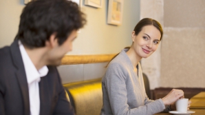 Studiu: Femeile şi bărbaţii nu cunosc secretele flirtului