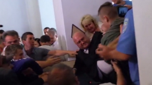  Guvernator ucrainean luat la pumni de localnici. A scăpat nevătămat sărind prin geam (VIDEO)