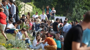 Consulatul României la Chişinău, luat cu asalt de tineri care visează să studieze peste Prut (VIDEO)