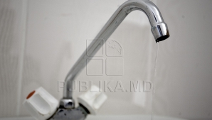 Fără apă la robinete mai bine de 20 de ani. Localnicii din Corneşti, nevoiți să care apă cu butelii și căldări