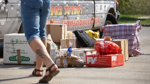 Ce a făcut un curier cu pachetele clienţilor (VIDEO)