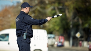 "CE-S ASTEA"?! Poliţiştii au reţinut un şofer după ce acesta le-a arătat ce marfă are în maşină (VIDEO)