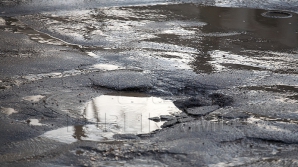 Trotuarele din capitală devin din ce în ce mai periculoase! Pământul de pe câteva străzi s-a surpat