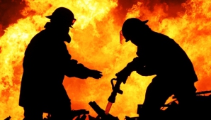 Risc de catastrofă în Libia. Pompierii nu pot stinge un incendiu izbucnit la cel mai mare rezervor de carburant