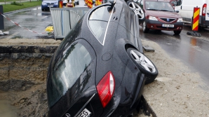 "S-A PRĂBUŞIT!" Maşina unui şofer din capitală a intrat în pământ
