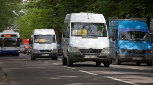 (VIDEO) Un bărbat a fost lovit de un microbuz la Ciocana! "Victima a încercat să traverseze neregulamentar carosabilul"