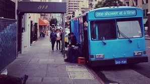 Ajutor INEDIT: Au transformat câteva autobuze în duşuri pentru oamenii străzii