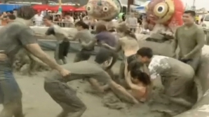 Distracţie fără inhibiţii într-un oraş din Coreea de Sud. Oamenii se murdăresc cu noroi din cap până în picioare